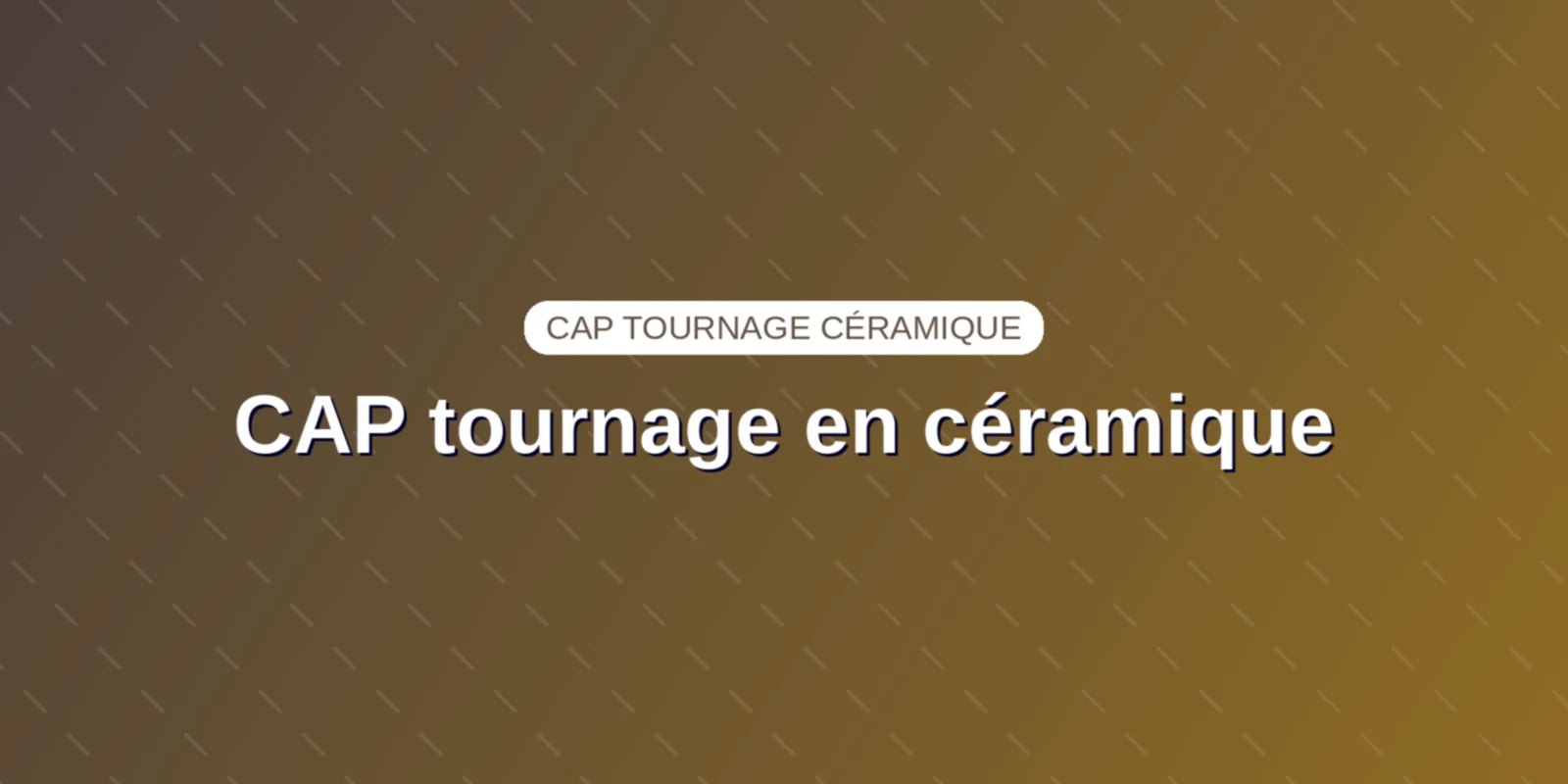 Tourneur en céramique façonnant une pièce en argile sur un tour de potier professionnel