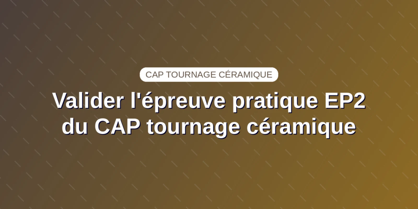 Valider l'épreuve pratique EP2 du CAP tournage céramique Mains d'un potier façonnant la terre sur la girelle lors de l'épreuve pratique EP2