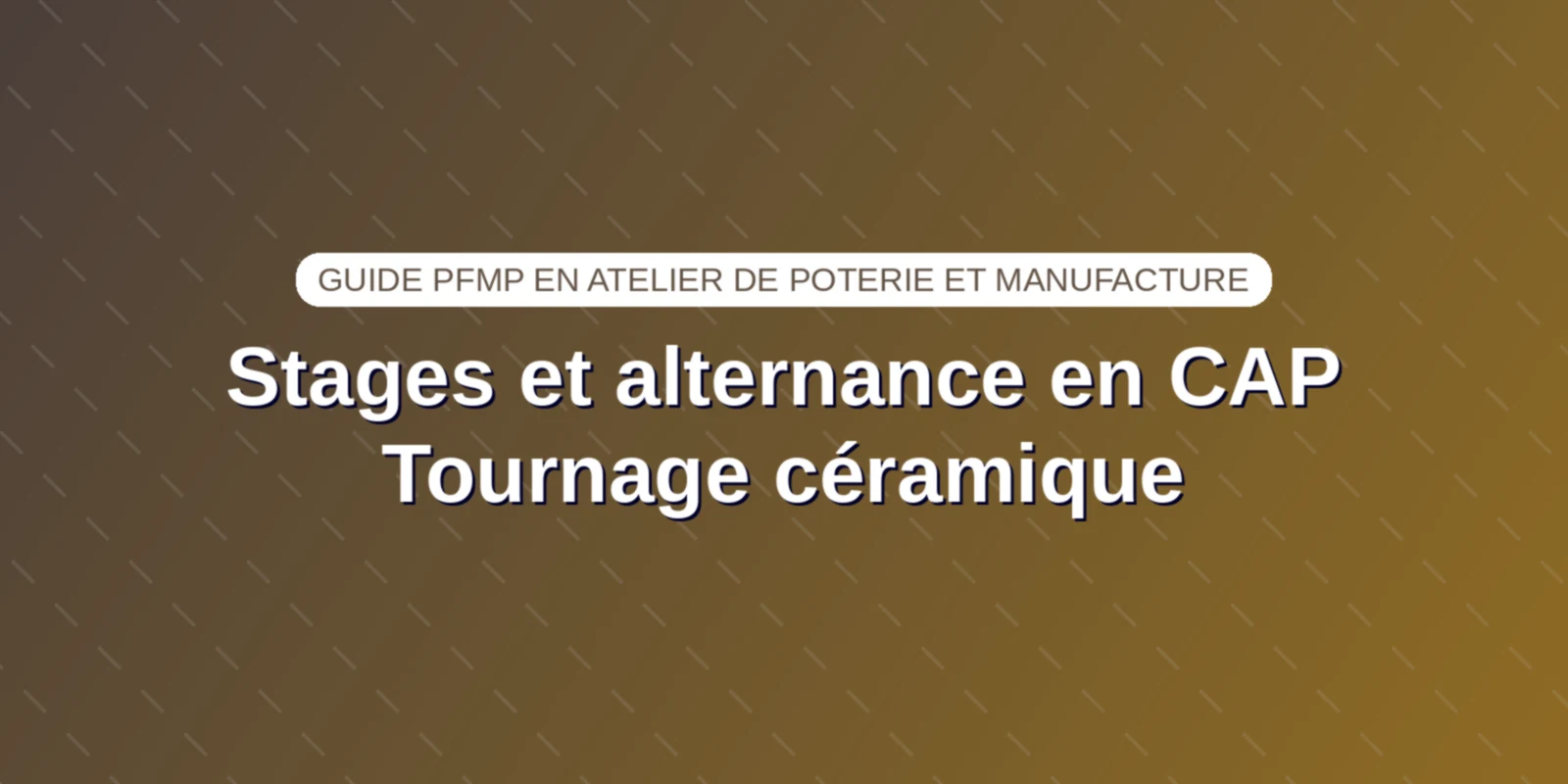 Apprenti potier en train de monter un cylindre de terre sur la girelle d'un tour électrique en atelier d'art